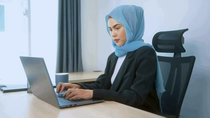 5 cara menjaga kesehatan mata saat di depan layar